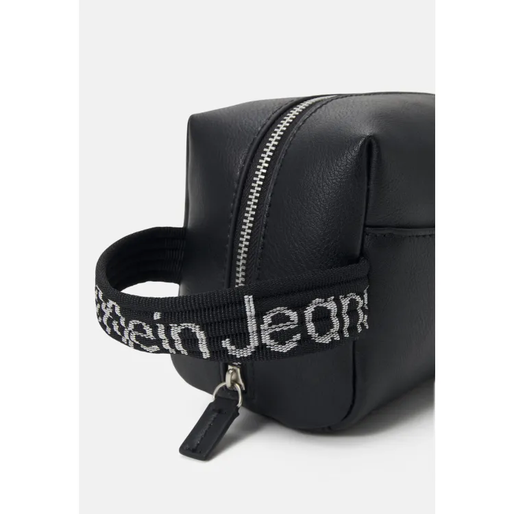 Calvin Klein Jeans ULTRALIGHT BEAUTY CASE UNISEX - Trousse